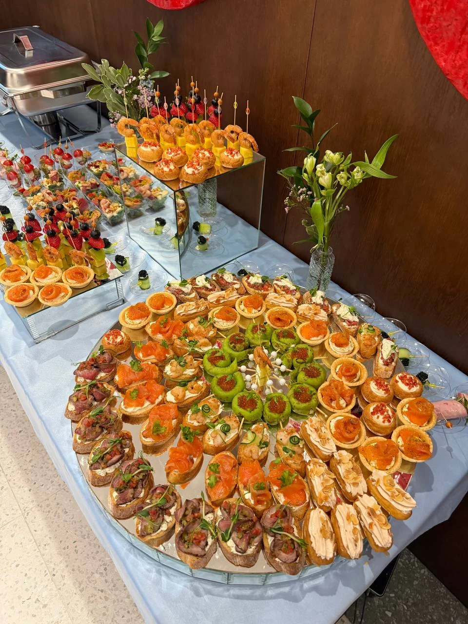 Закуски на зеркальной форме